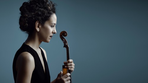 Andréa Tyniec holding violin